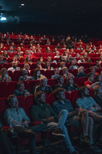 奇幻剧集《时光之书》海报，魔法书与穿越时空的光影