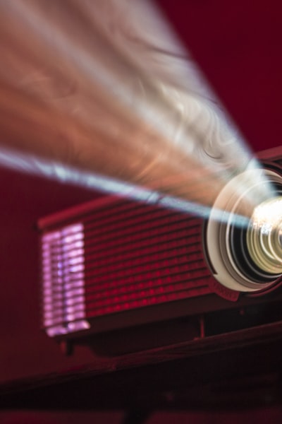 科幻剧集《星际拓荒者》海报，主角身穿宇航服站在外星荒漠