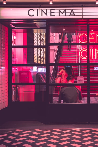 动作电影《极限营救》海报，特工在爆炸中奔跑