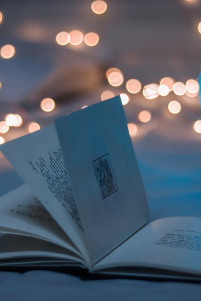 浪漫喜剧《咖啡恋人》海报，男女主角在咖啡馆相遇